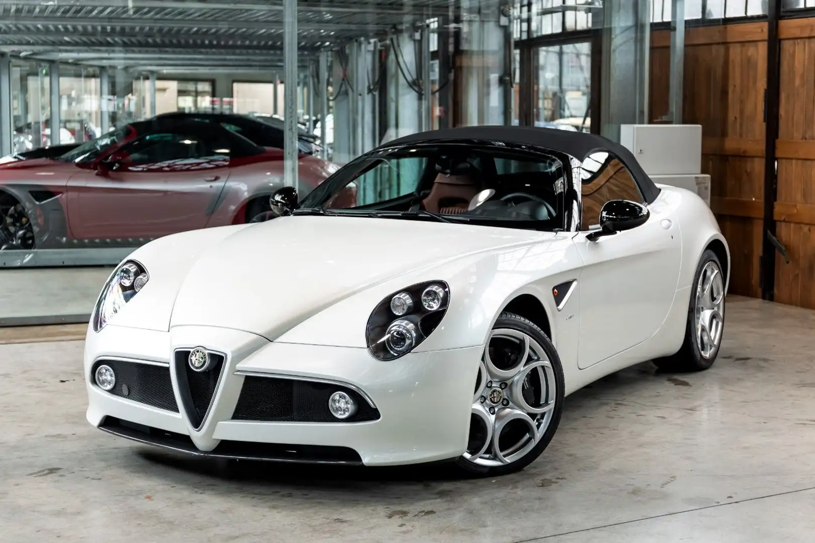 Alfa Romeo 8C Spider 1 of 500 I Carbon I 1. Hand I 3084 km Wit - 2