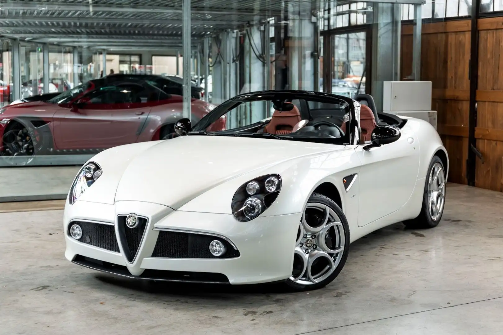 Alfa Romeo 8C Spider 1 of 500 I Carbon I 1. Hand I 3084 km Weiß - 1