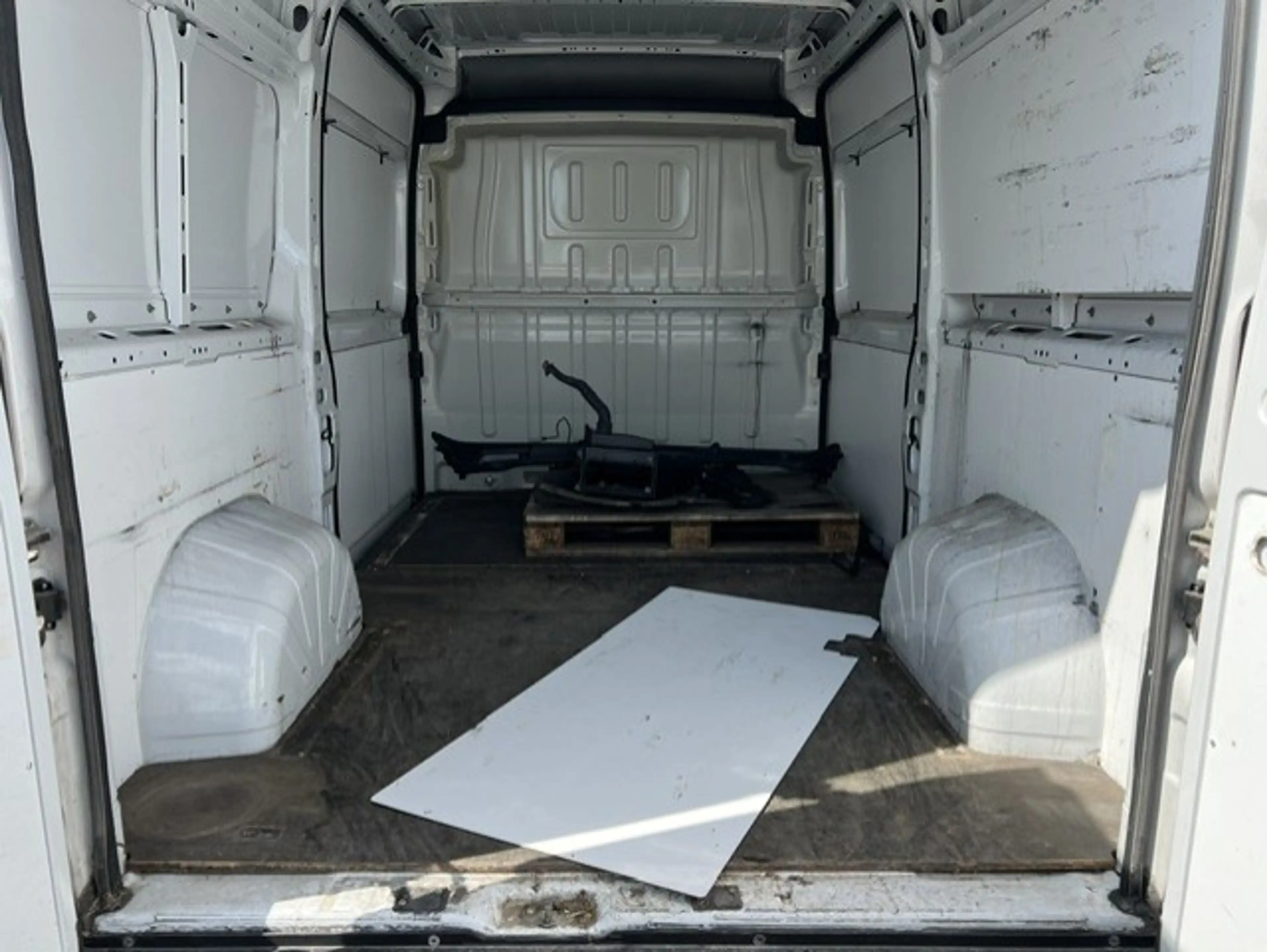 Peugeot Boxer 2.2 BlueHDi 132kw L2H2 3.5t Zwaar Airco klima Defe — photo 14