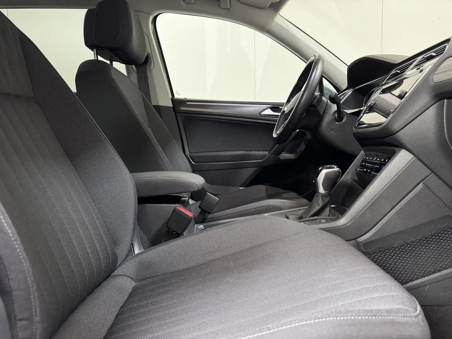 Volkswagen Tiguan 2.0 TDI DSG- Apple CarPlay - Pano - Topstaat! 1... Grijs - 2