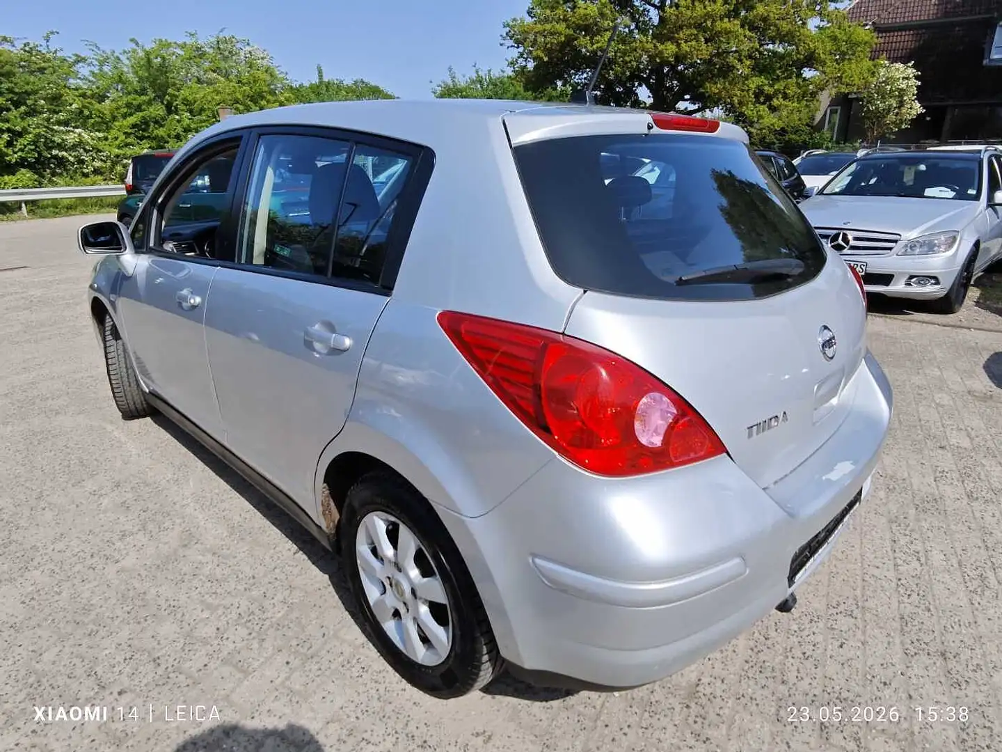 Nissan Tiida Stufenheck 1.8 visia Silber - 2