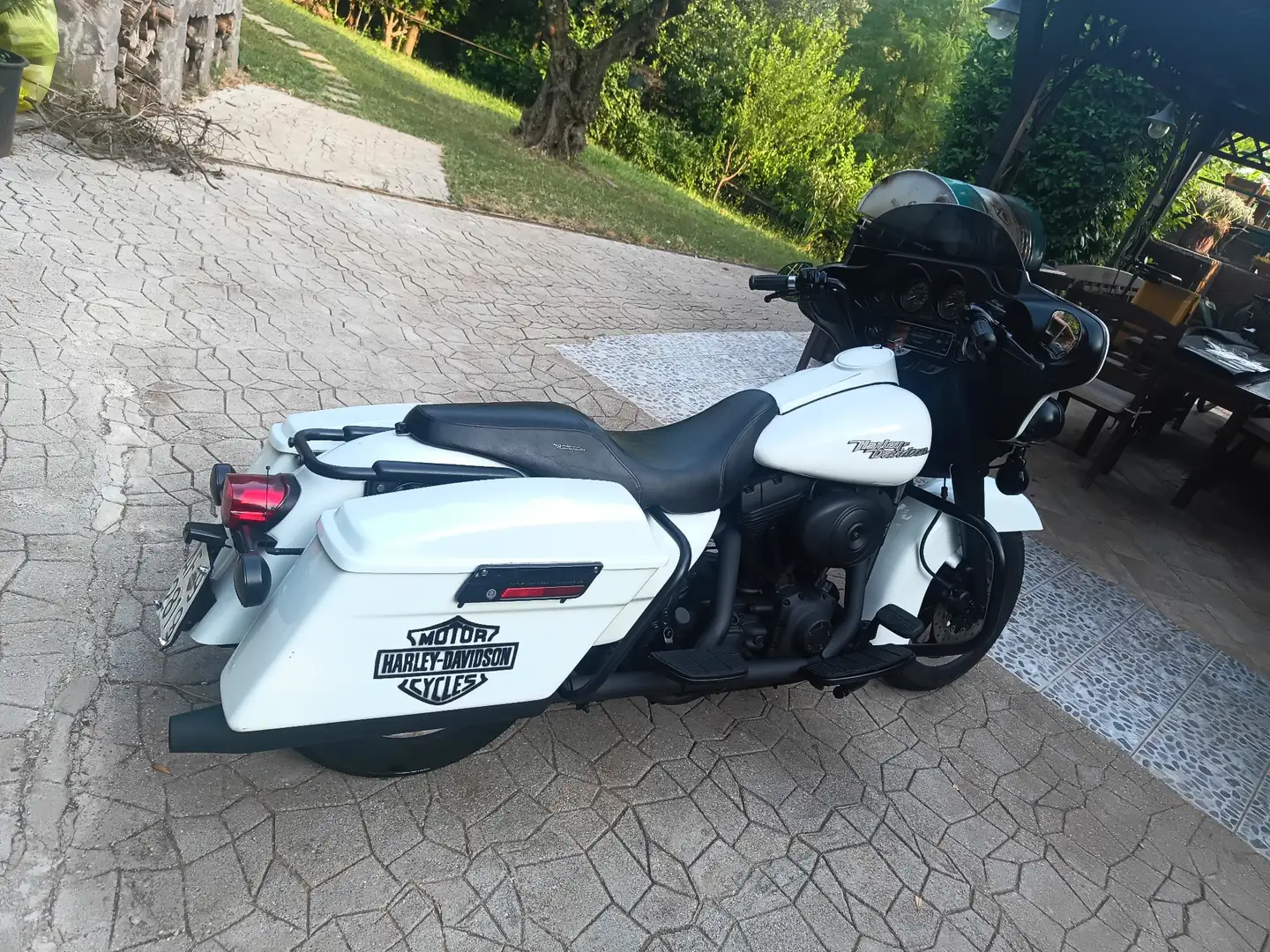 Harley-Davidson Electra Glide FLHT Bianco - 1