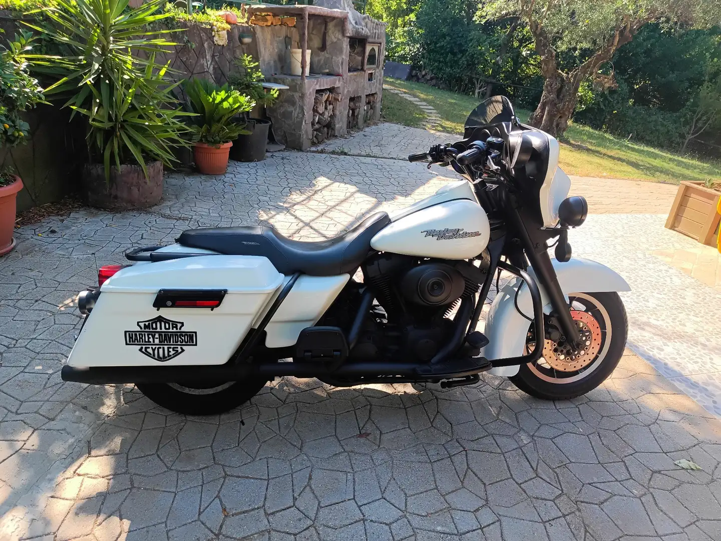 Harley-Davidson Electra Glide FLHT Alb - 2