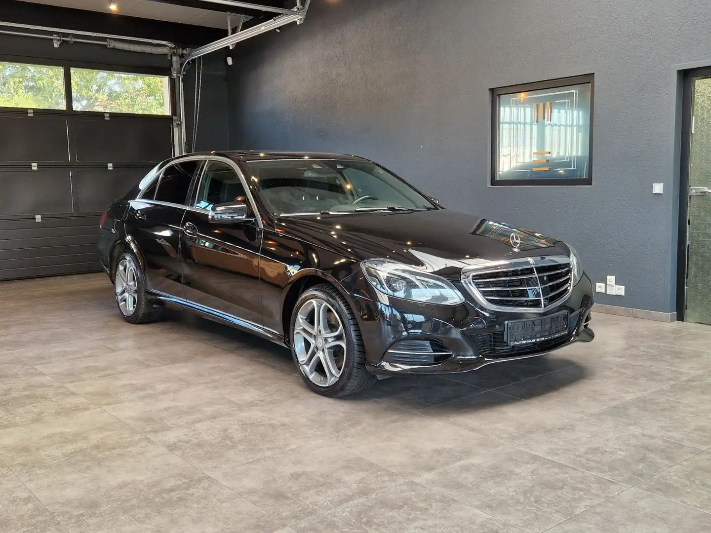 Mercedes-Benz E 350 Lim. E 350 BlueTEC 4-Matic*AHK*Navi Schwarz - 1