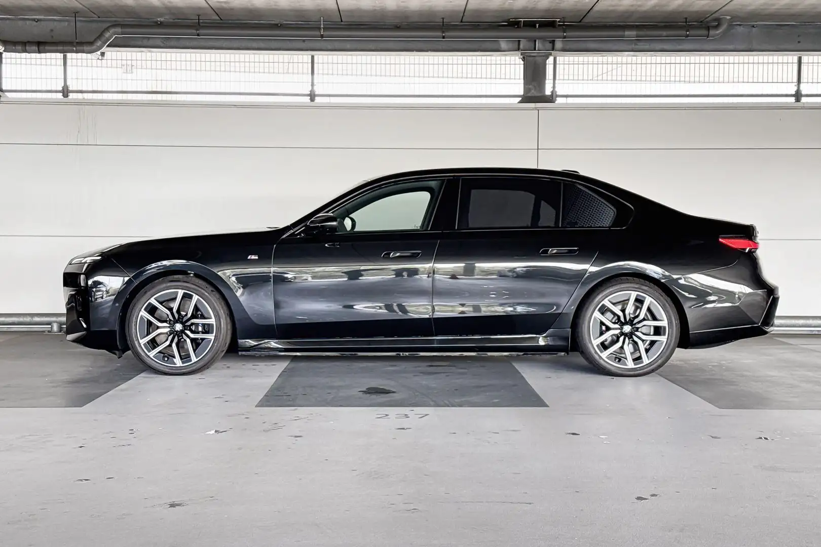 BMW i7 eDrive50 M-Sport Noir - 2