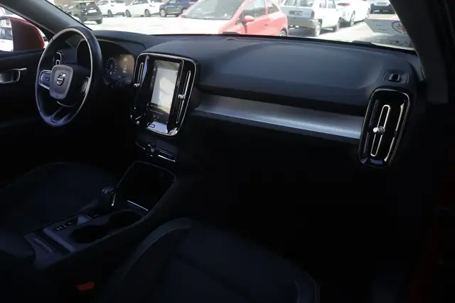 Volvo XC40 view 11