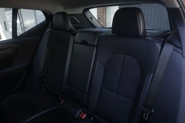 Volvo XC40 view 3