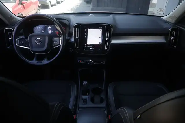 Volvo XC40 view 2
