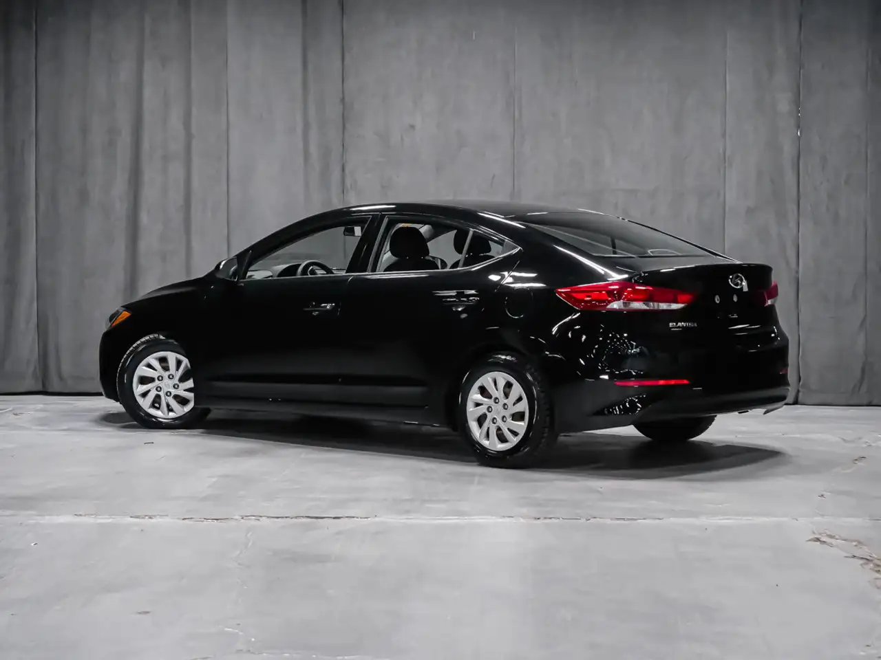Hyundai ELANTRA photo Hyundai ELANTRA