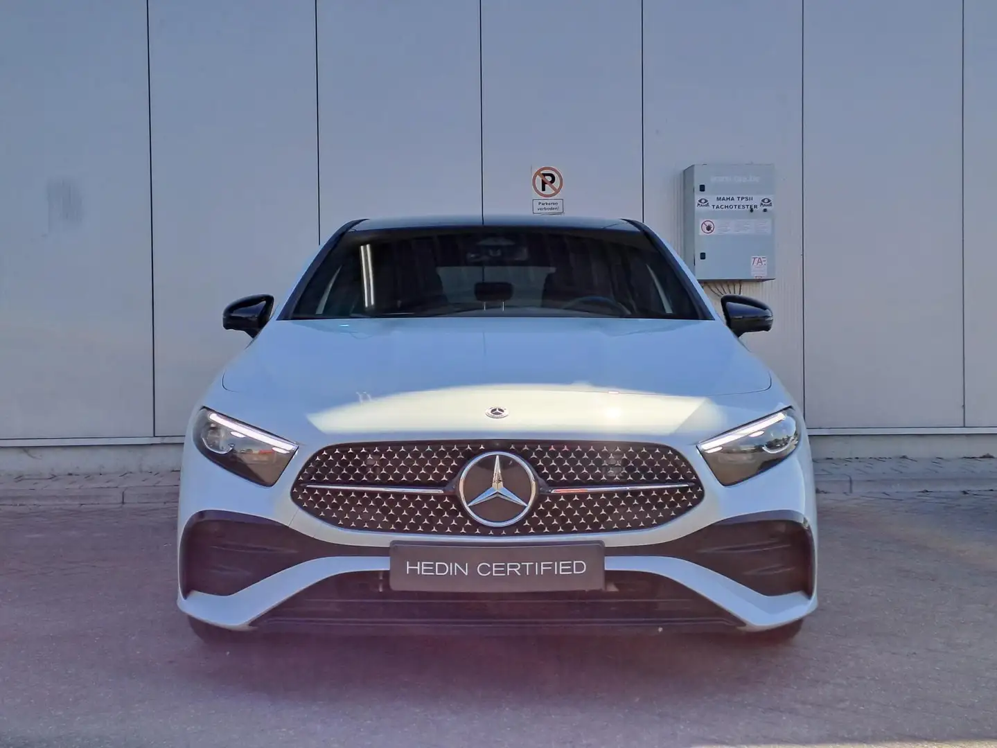 Mercedes-Benz A 180 Hatchback AMG Line | Panoramisch Dak | Head-Up Dis Weiß - 2