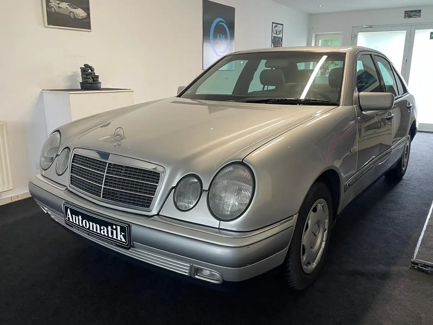 Mercedes-Benz E 200 ELEGANCE Automatik SHZ AHK SD Stříbrná - 1