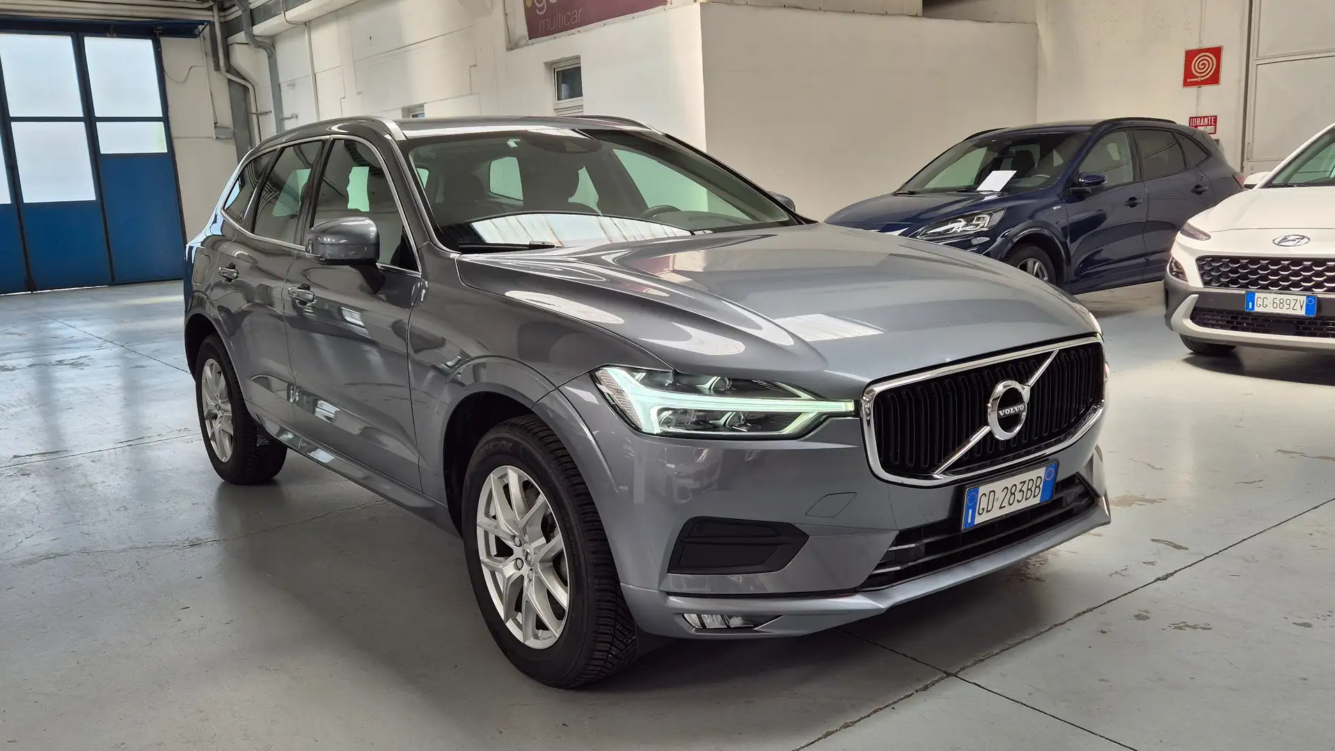 Volvo XC60 2.0 b4 awd auto MOMENTUM PRO-FULL LED-KAMERA Grau - 2