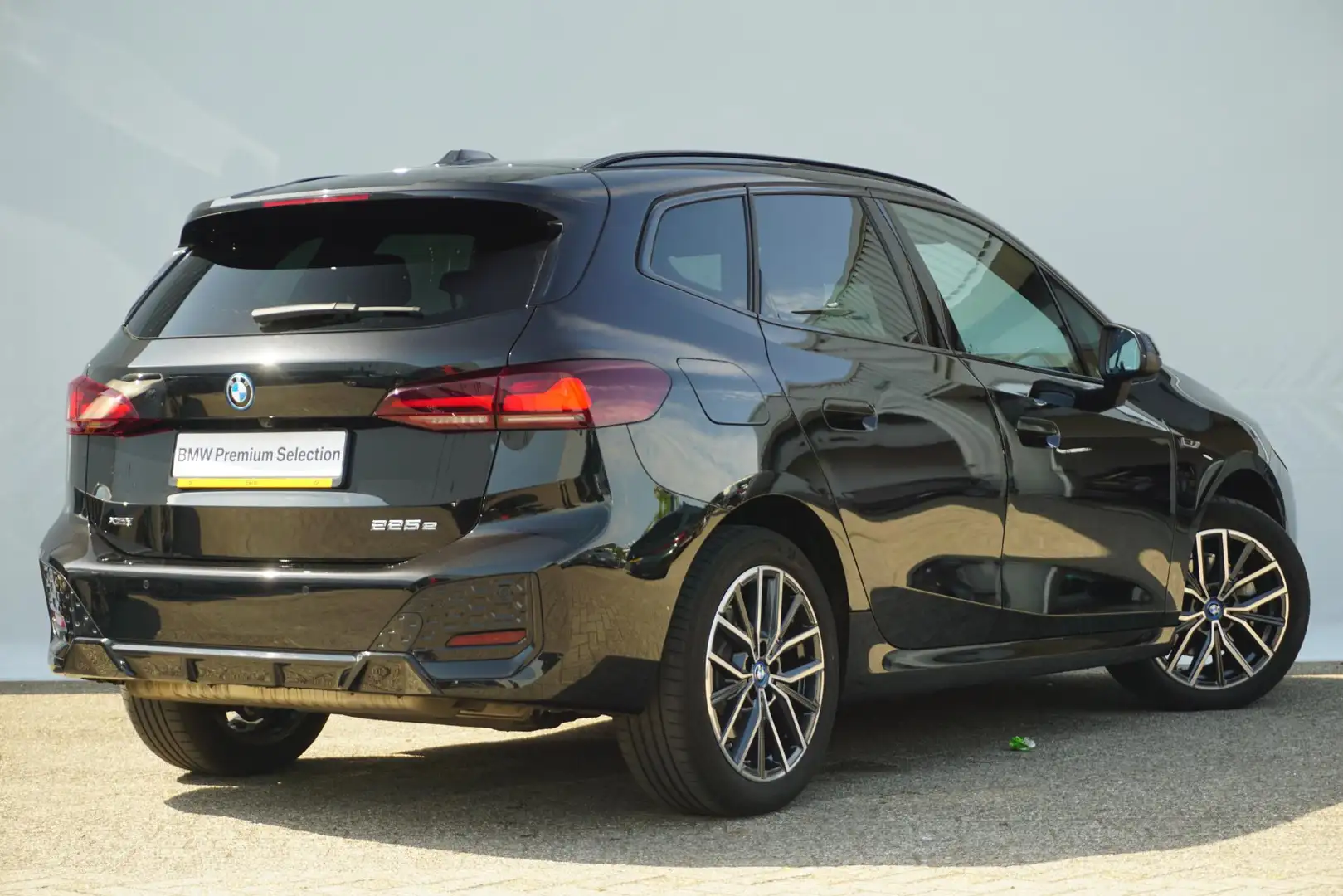 BMW 225 2 Serie Active Tourer 225e xDrive M sportpakket 18 Zwart - 2