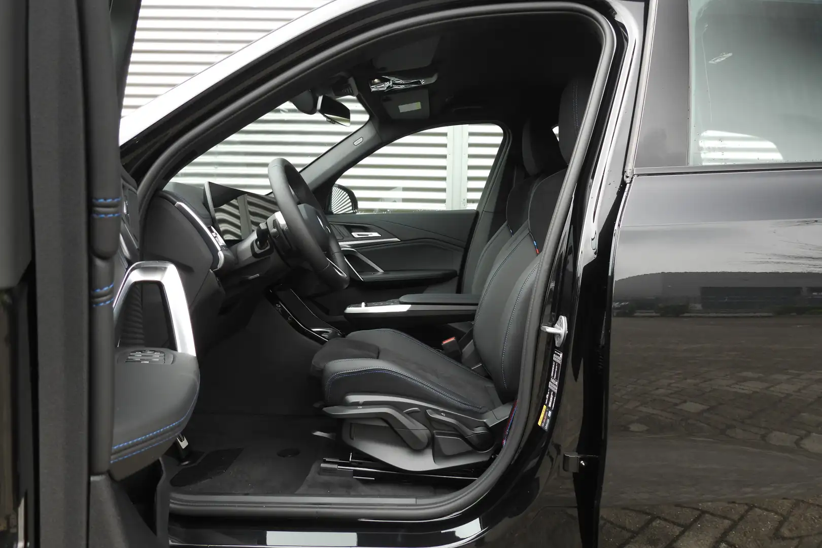 BMW iX1 eDrive20 M Sport / Sportstoelen / Adaptieve LED / Zwart - 2