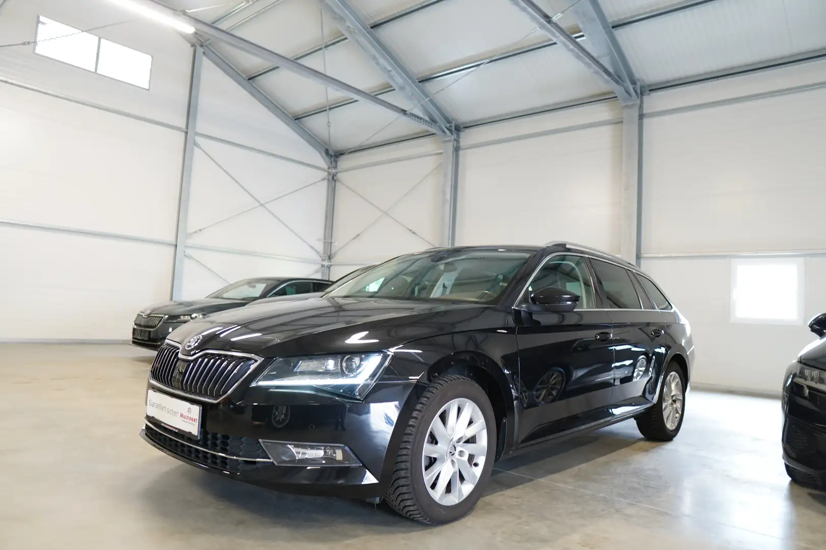 Skoda Superb Kombi 2,0 TDI SCR 4x4 Sport DSG LEDER XENON NAVI Zwart - 1