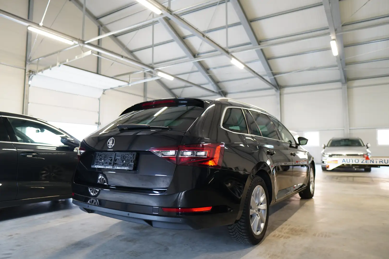 Skoda Superb Kombi 2,0 TDI SCR 4x4 Sport DSG LEDER XENON NAVI Zwart - 2
