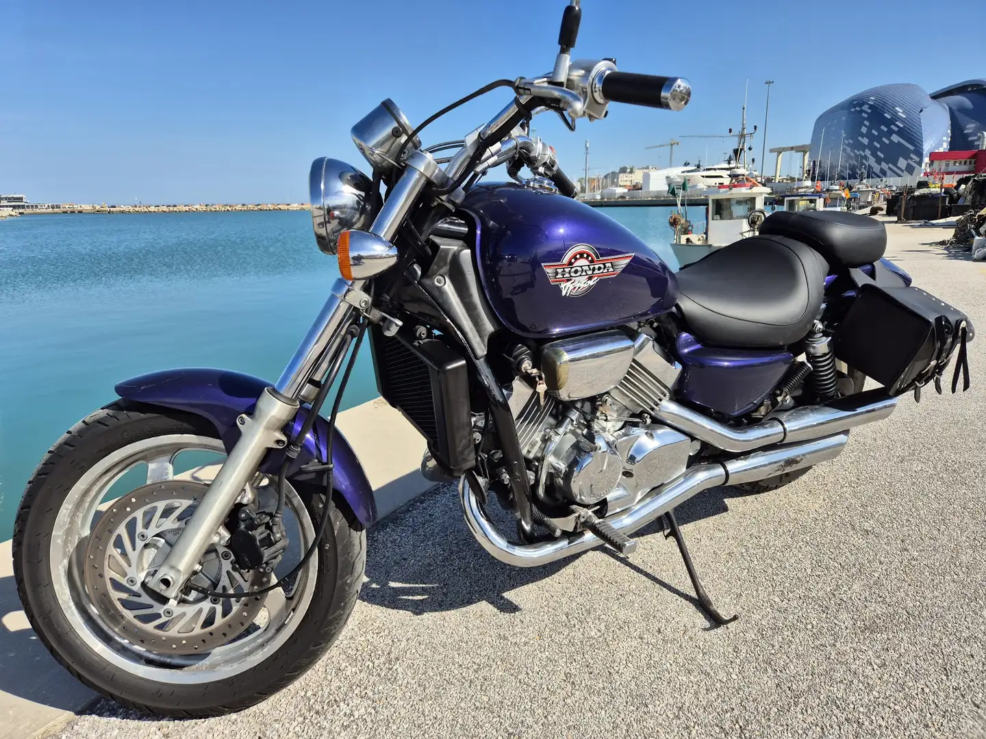 Honda VF 750 Burdeos - 1