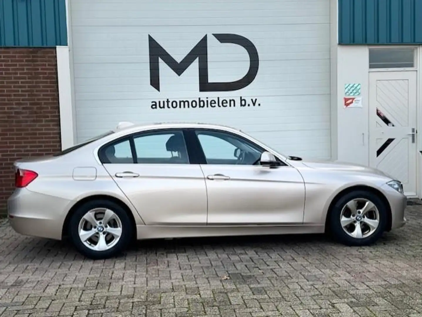 BMW 320 3-serie 320i EfficientDynamics Edition Executive Grau - 2