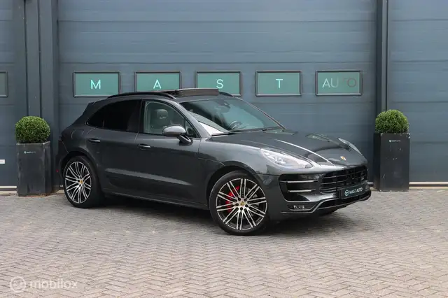 Porsche Macan view 4
