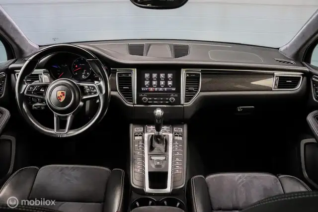 Porsche Macan view 3