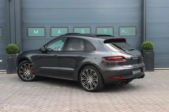 Porsche Macan view 13