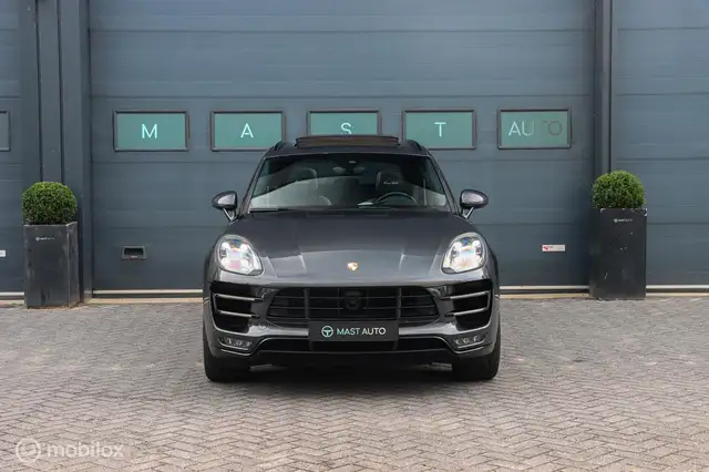 Porsche Macan view 2