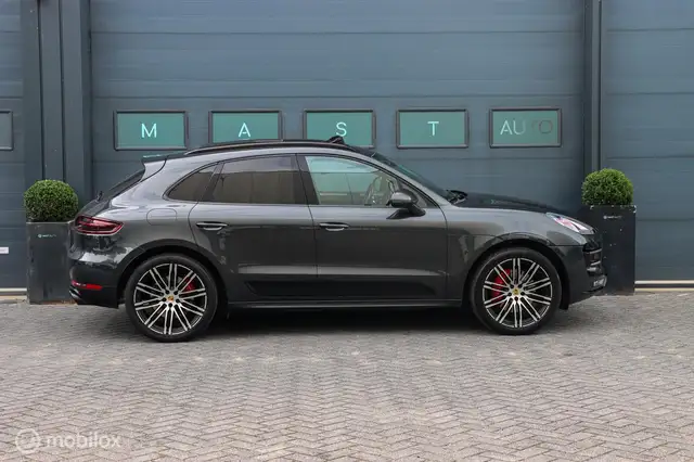 Porsche Macan view 5