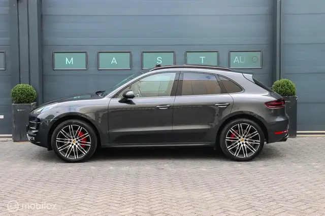 Porsche Macan view 14