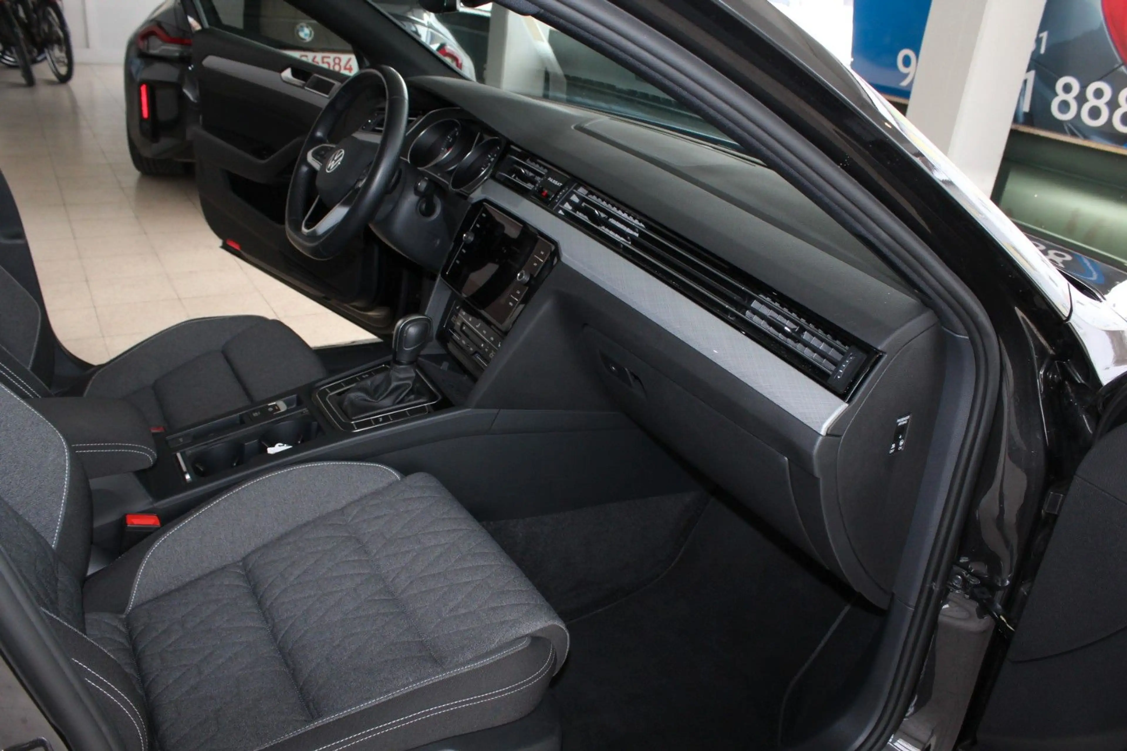 Volkswagen Passat Variant Business Aut. Navi LED — photo 14