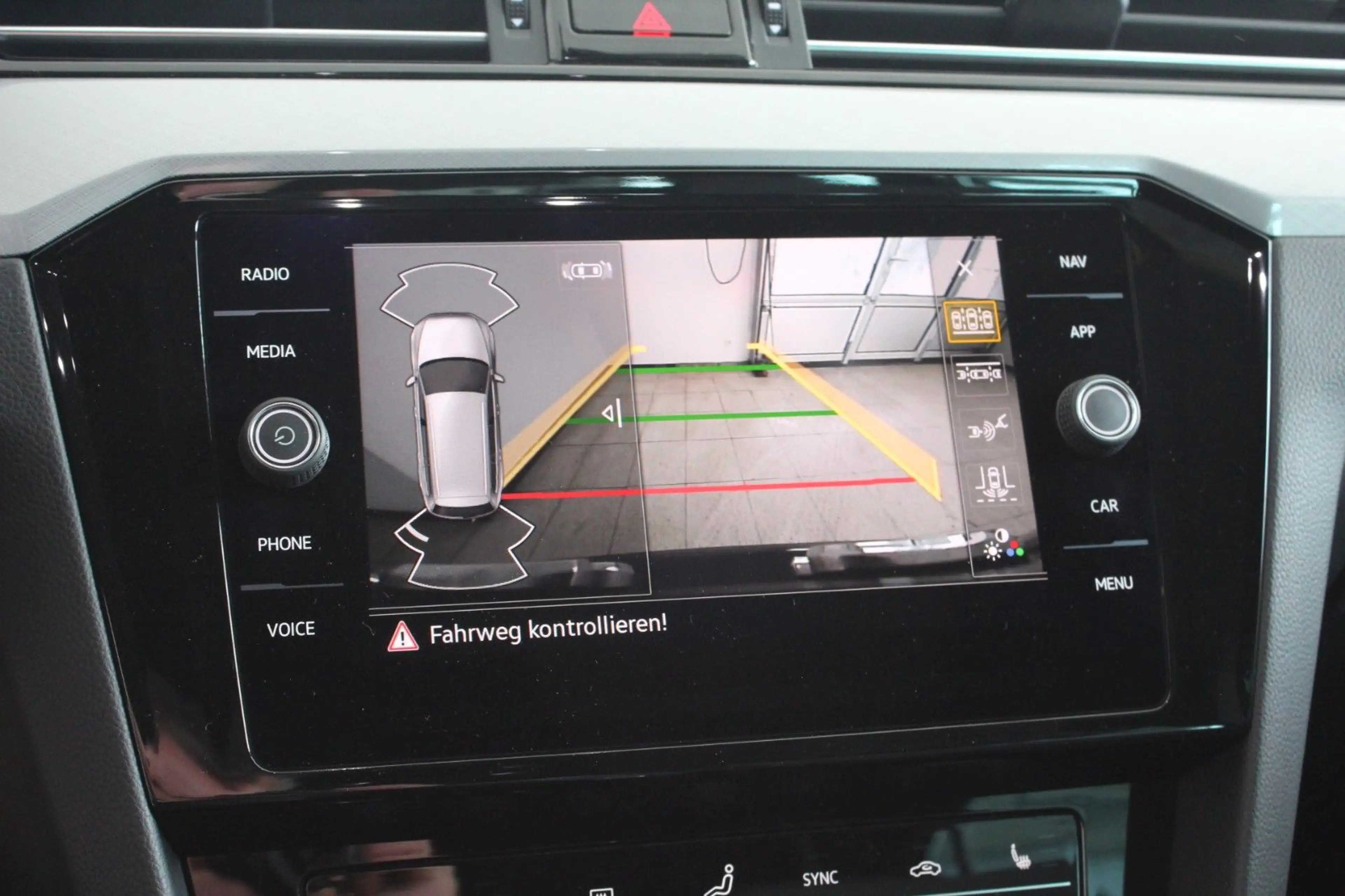 Volkswagen Passat Variant Business Aut. Navi LED — photo 11