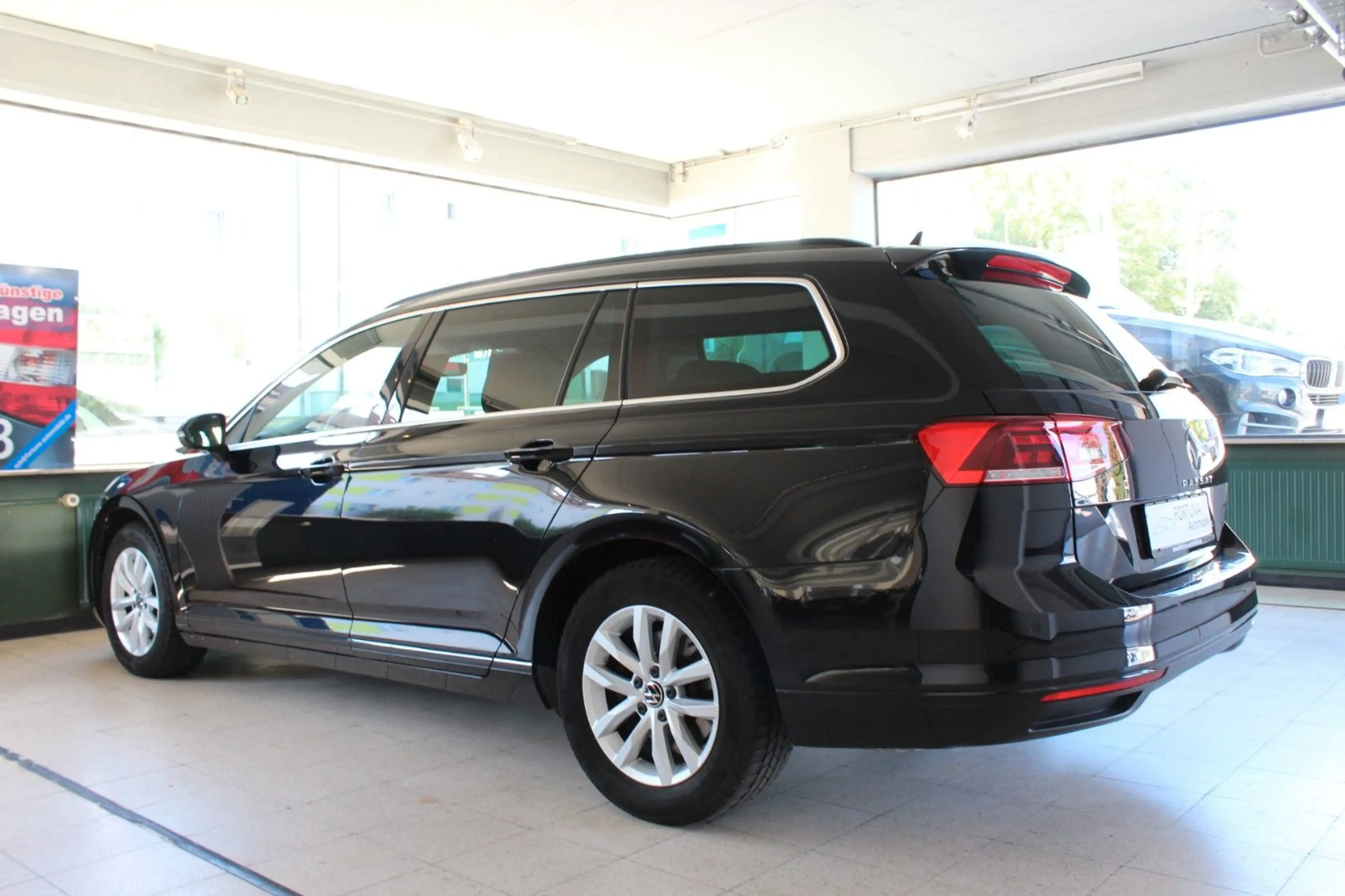Volkswagen Passat Variant Business Aut. Navi LED — photo 5