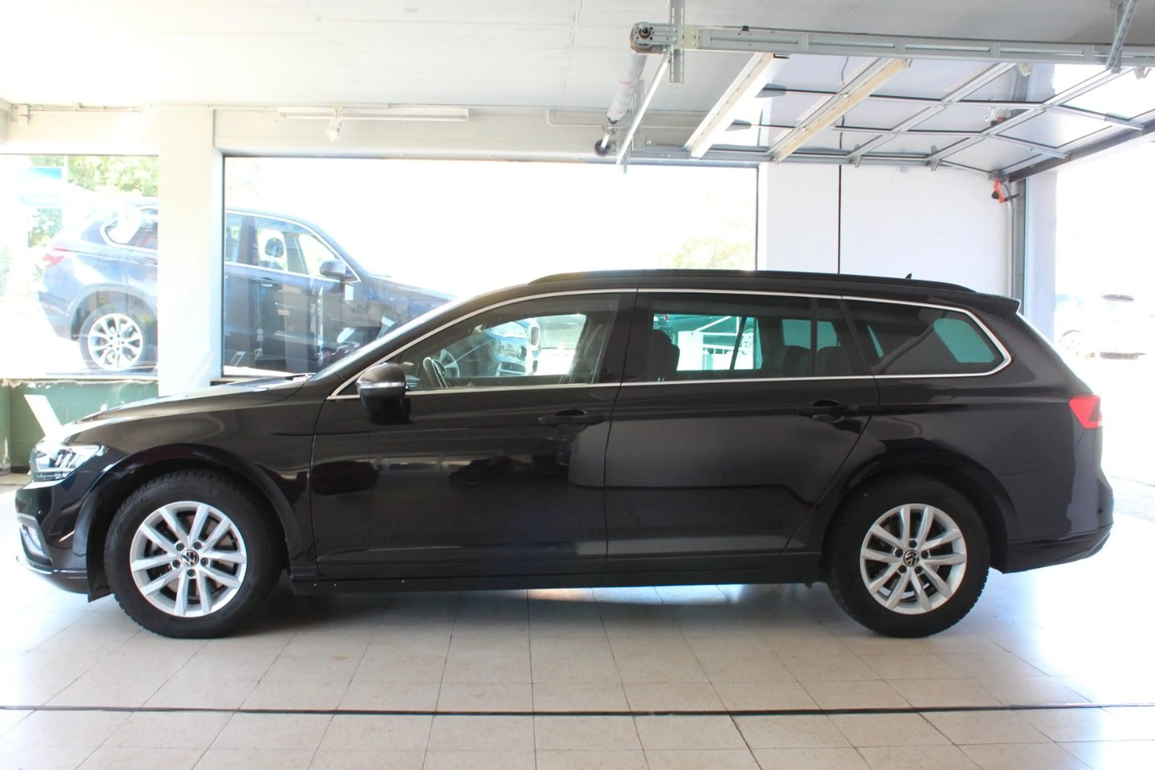 Volkswagen Passat Variant Business Aut. Navi LED — photo 4