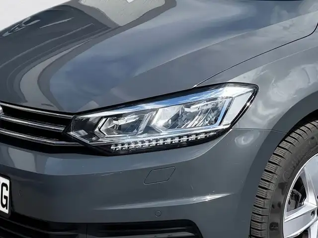 Volkswagen Touran view 2