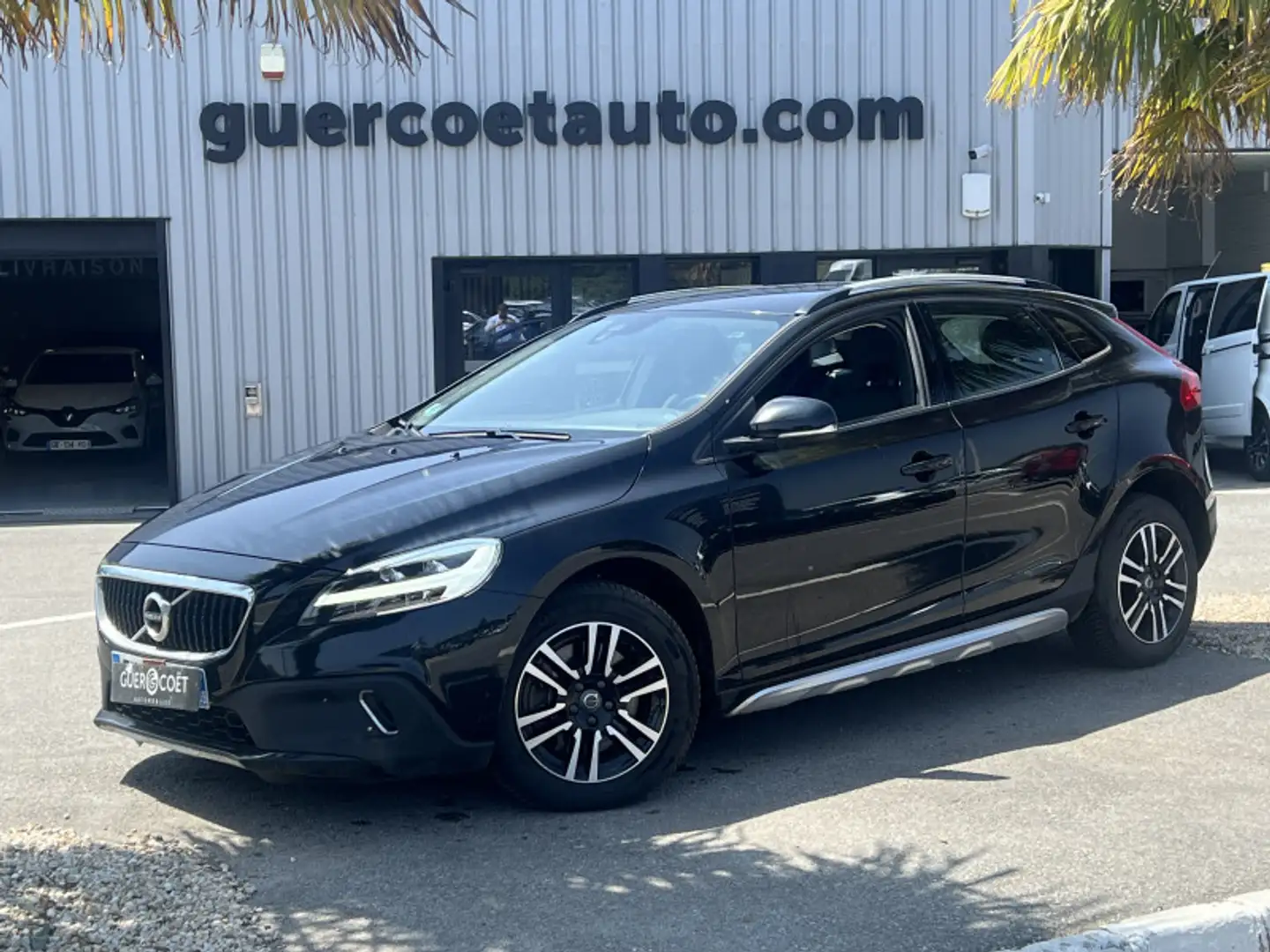 Volvo V40 Cross Country D2 120CH BUSINESS GEARTRONIC Noir - 1