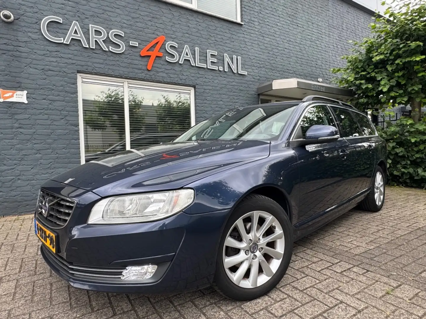 Volvo V70 2.0 D4 Nordic + Leder + Navi + Lmv - Apk T/M  06/2 Blauw - 1