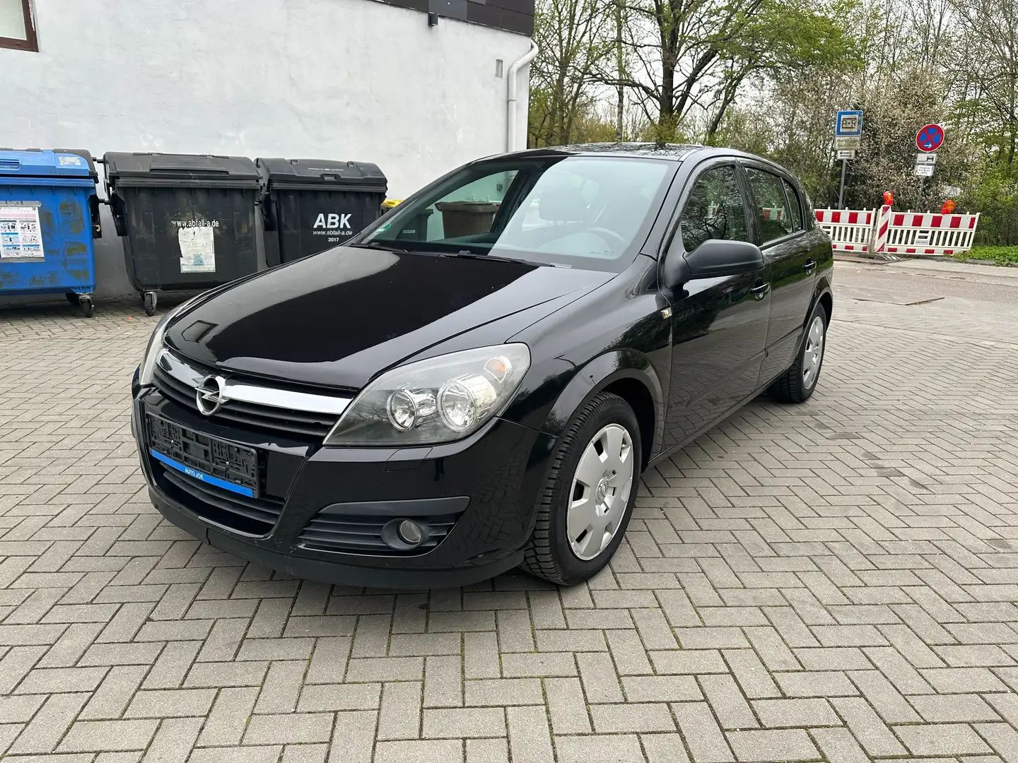 Opel Astra Edition Plus / Klima / Tüv 06.2025 Schwarz - 2