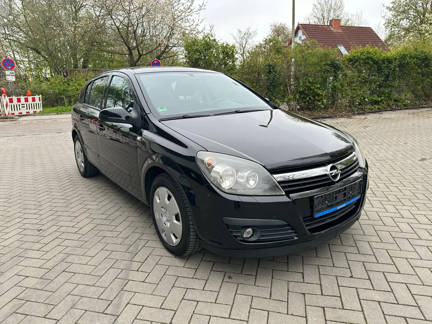 Opel Astra Edition Plus / Klima / Tüv 06.2025 Schwarz - 1