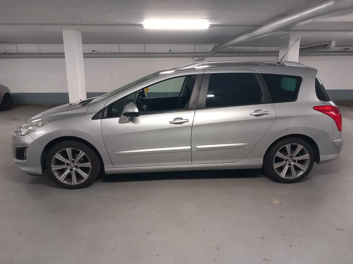 Peugeot 308 308 SW 120 VTi Allure (5-7 Sitzer) Srebrny - 2