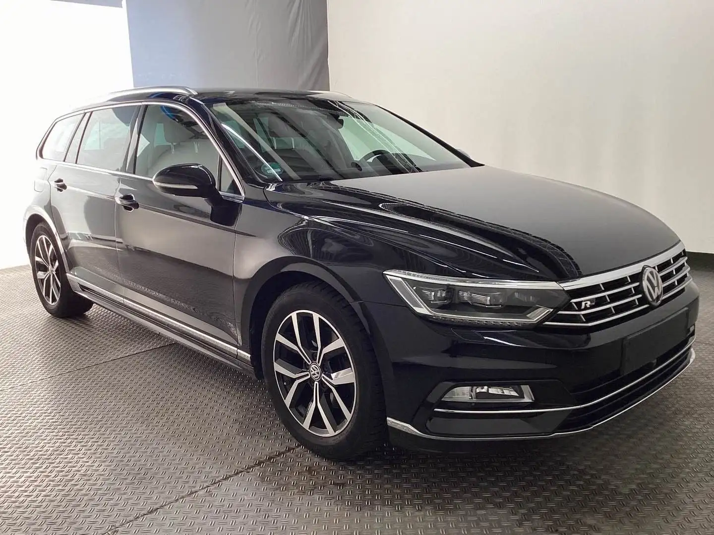 Volkswagen Passat Variant 2.0 TDI Highl. DSG ACC DCC R-Line Schwarz - 2
