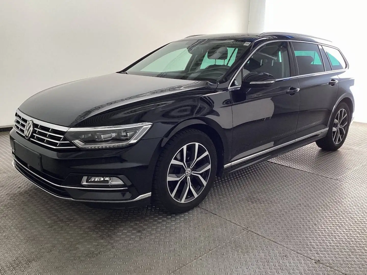 Volkswagen Passat Variant 2.0 TDI Highl. DSG ACC DCC R-Line Schwarz - 1
