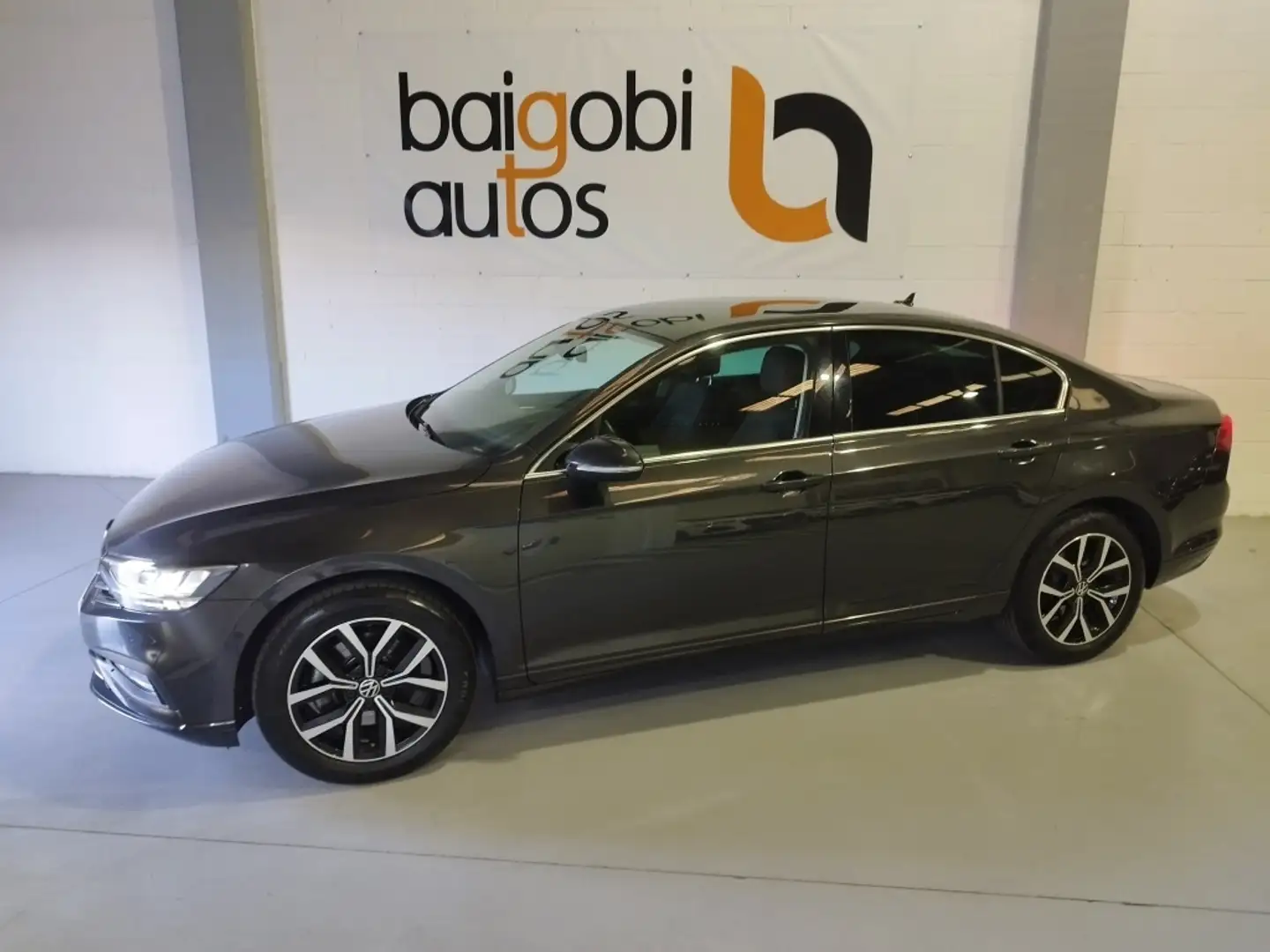 Volkswagen Passat 2.0TDI EVO Executive 110kW Gris - 2