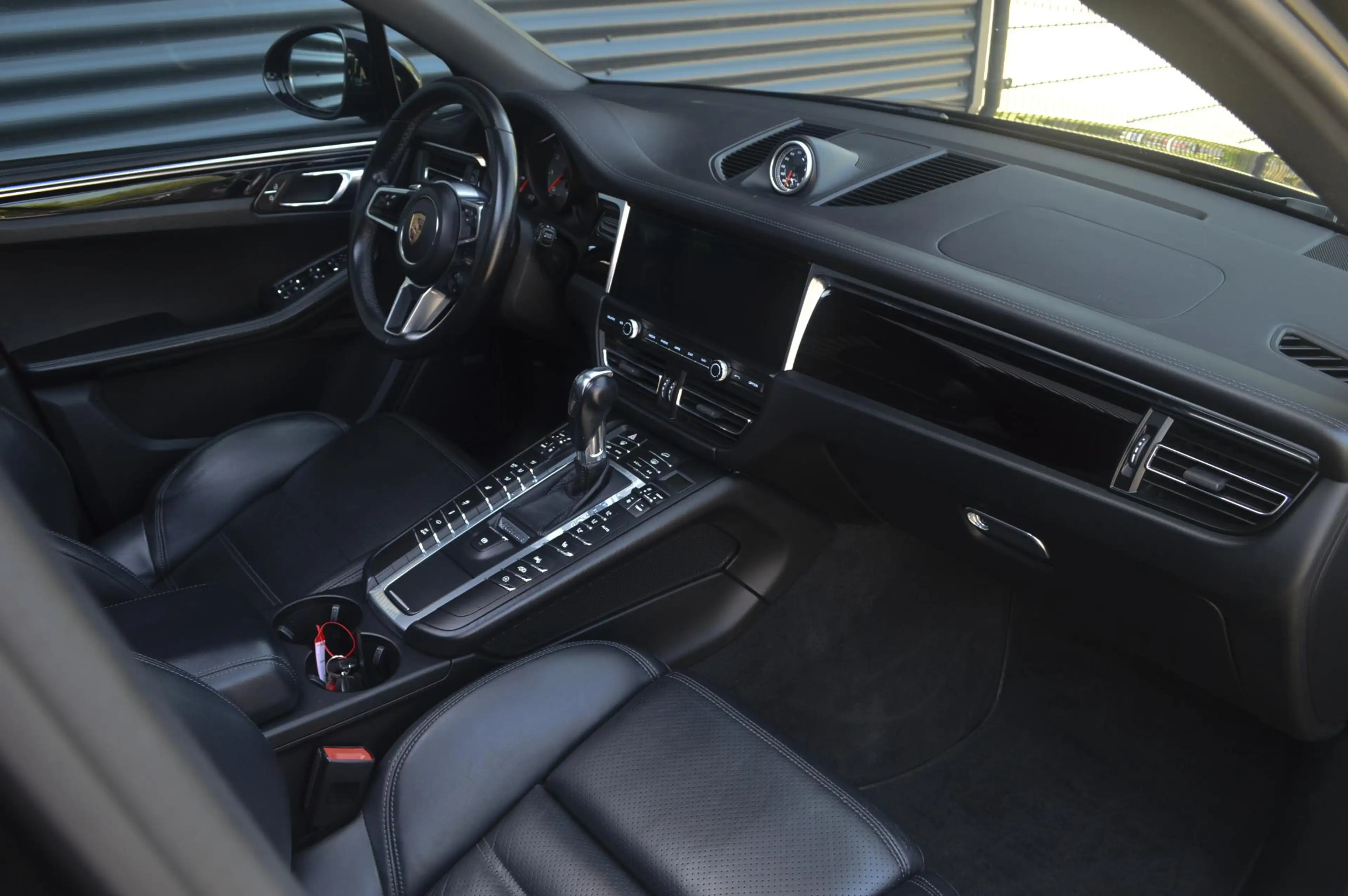 Porsche Macan 3.0 S — photo 15