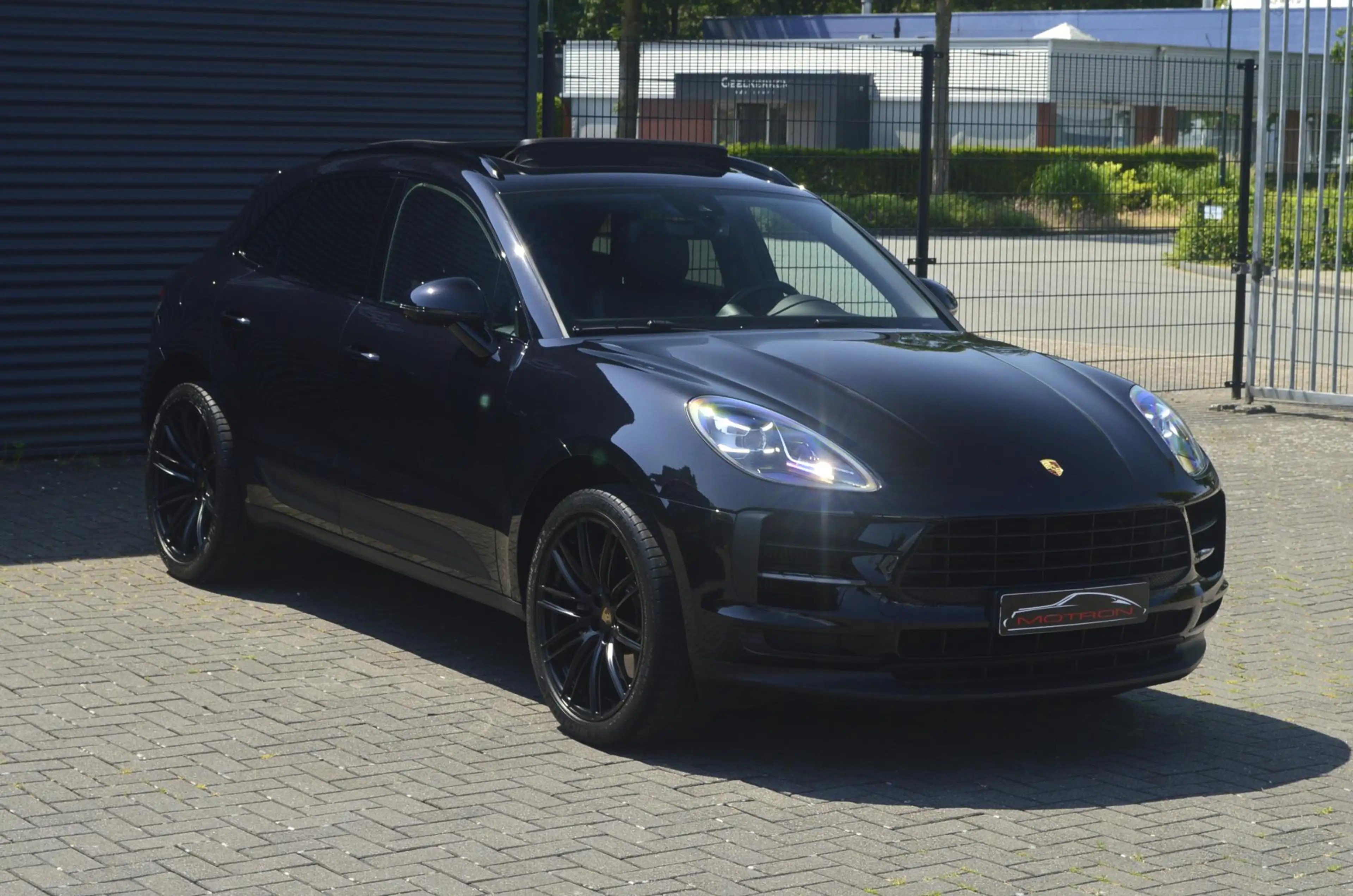 Porsche Macan 3.0 S — photo 4