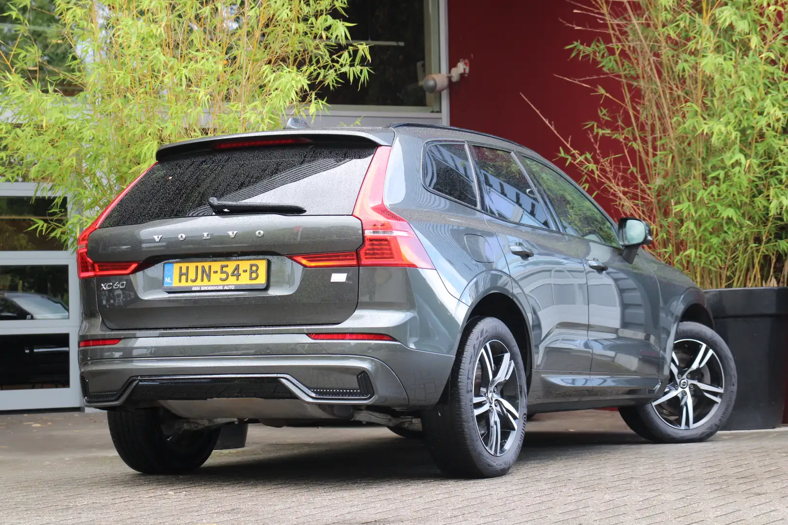 Volvo XC60 2.0 T8 Plug-in hybrid AWD R-Design | Trekhaak | Ac Grijs - 2