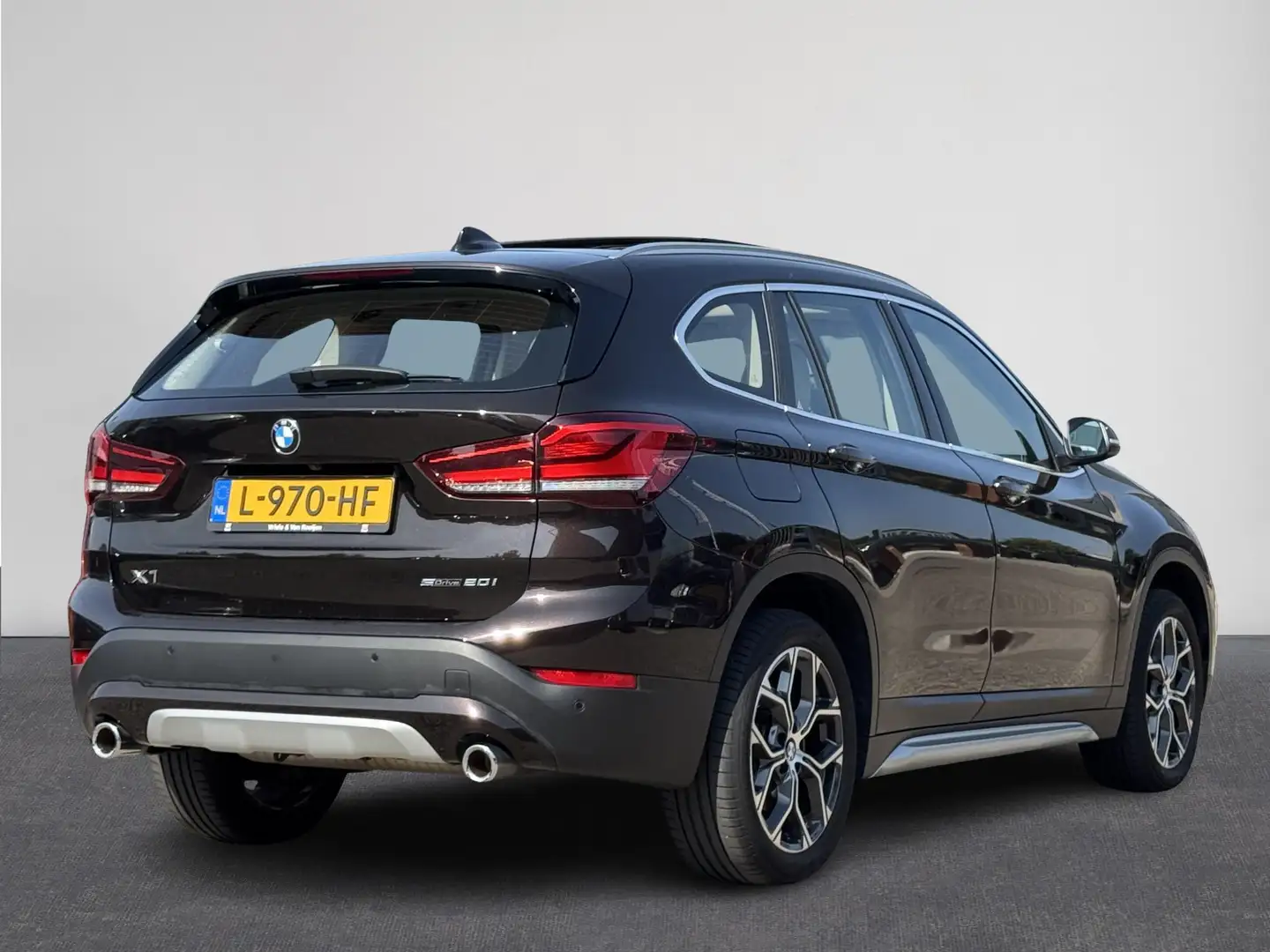 BMW X1 sDrive20i High Executive Edition | Pano | Navigati Brun - 2