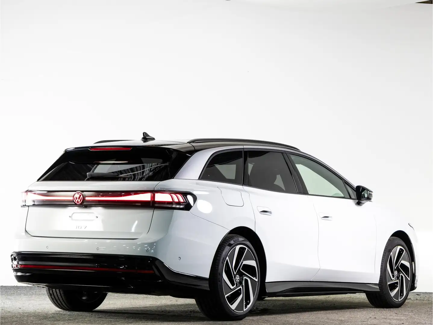 Volkswagen ID.7 Tourer Pro Business 77 kWh accu 286 pk Trekhaak | Wit - 2