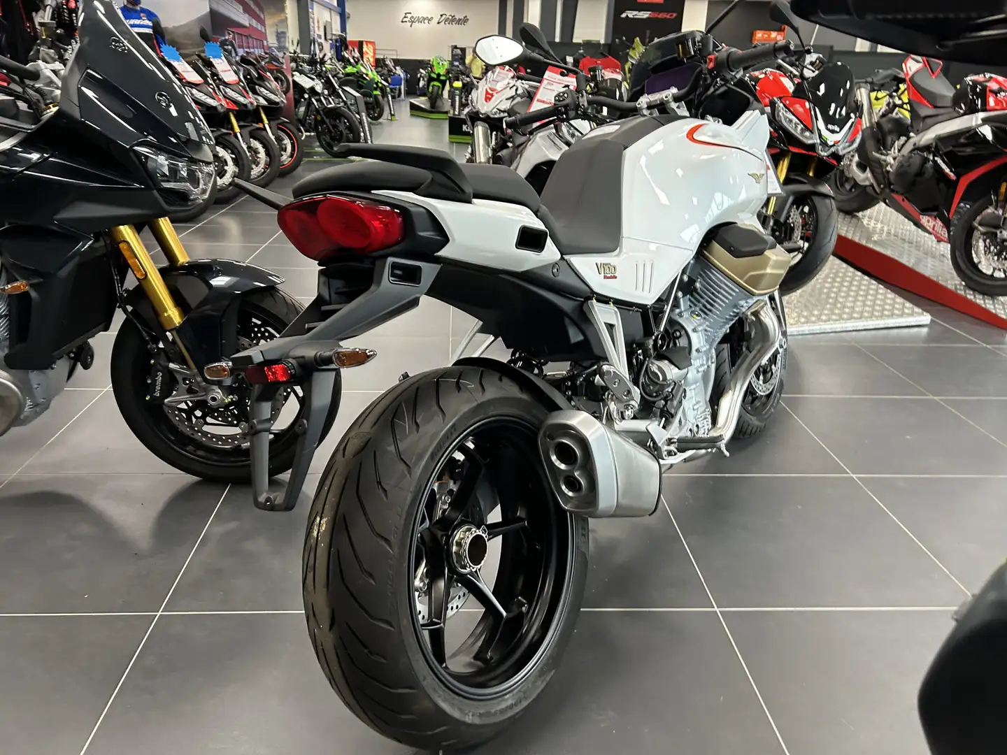 Moto Guzzi V 100 Biały - 2