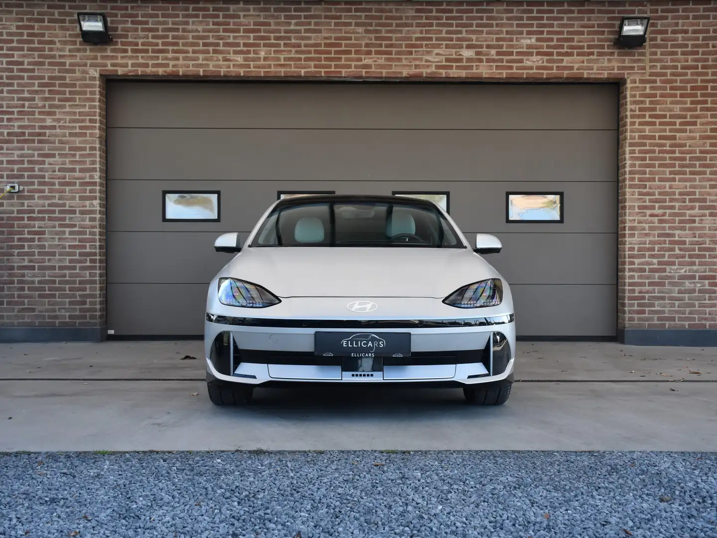 Hyundai IONIQ 6 77.4 KWH 4X4 / BALANCE / SCHUIFDAK / 360 / CARPLAY Beige - 2