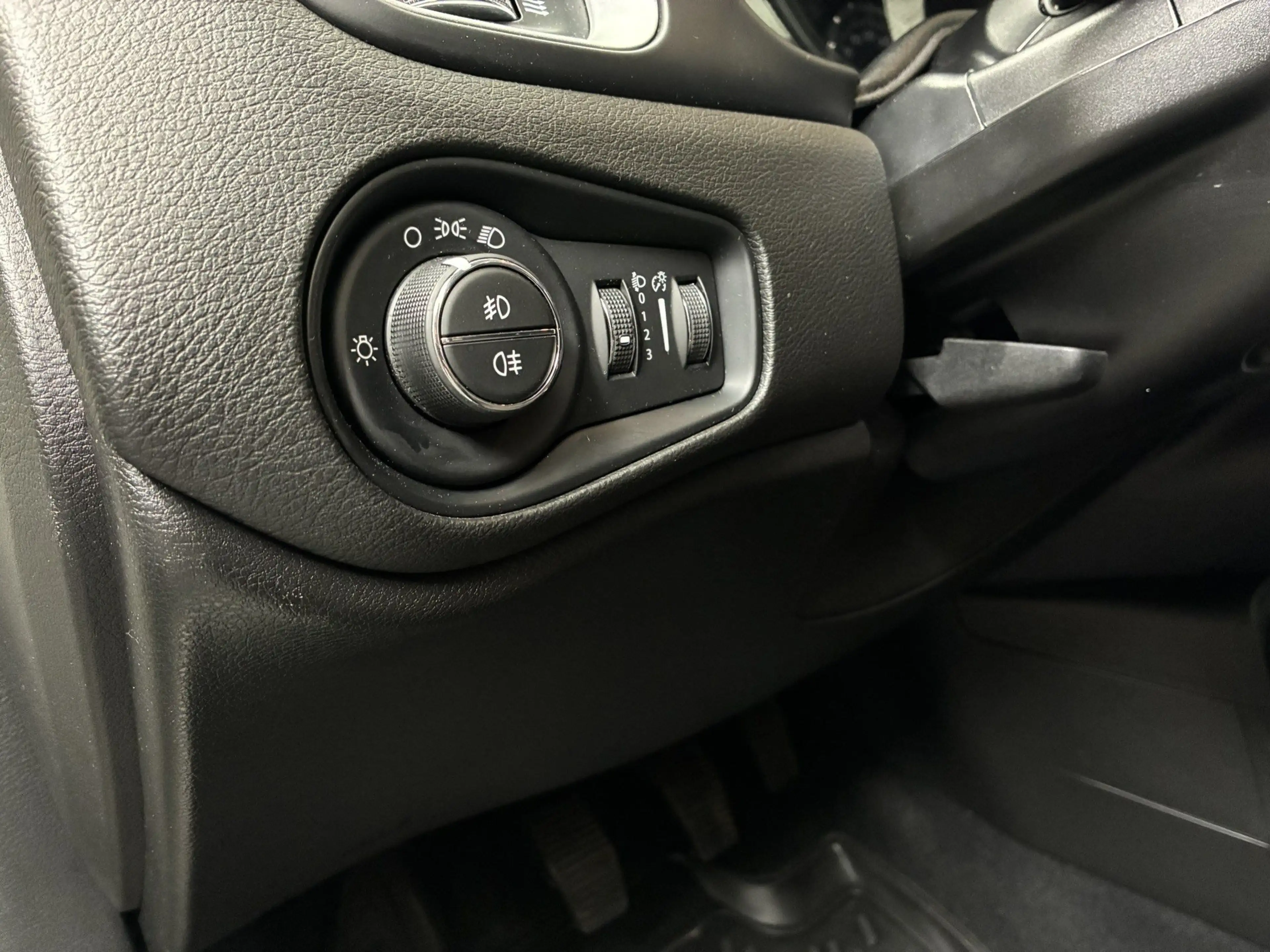Jeep Renegade 2,0 AWD Multijet II 120 Night Eagle — photo 11