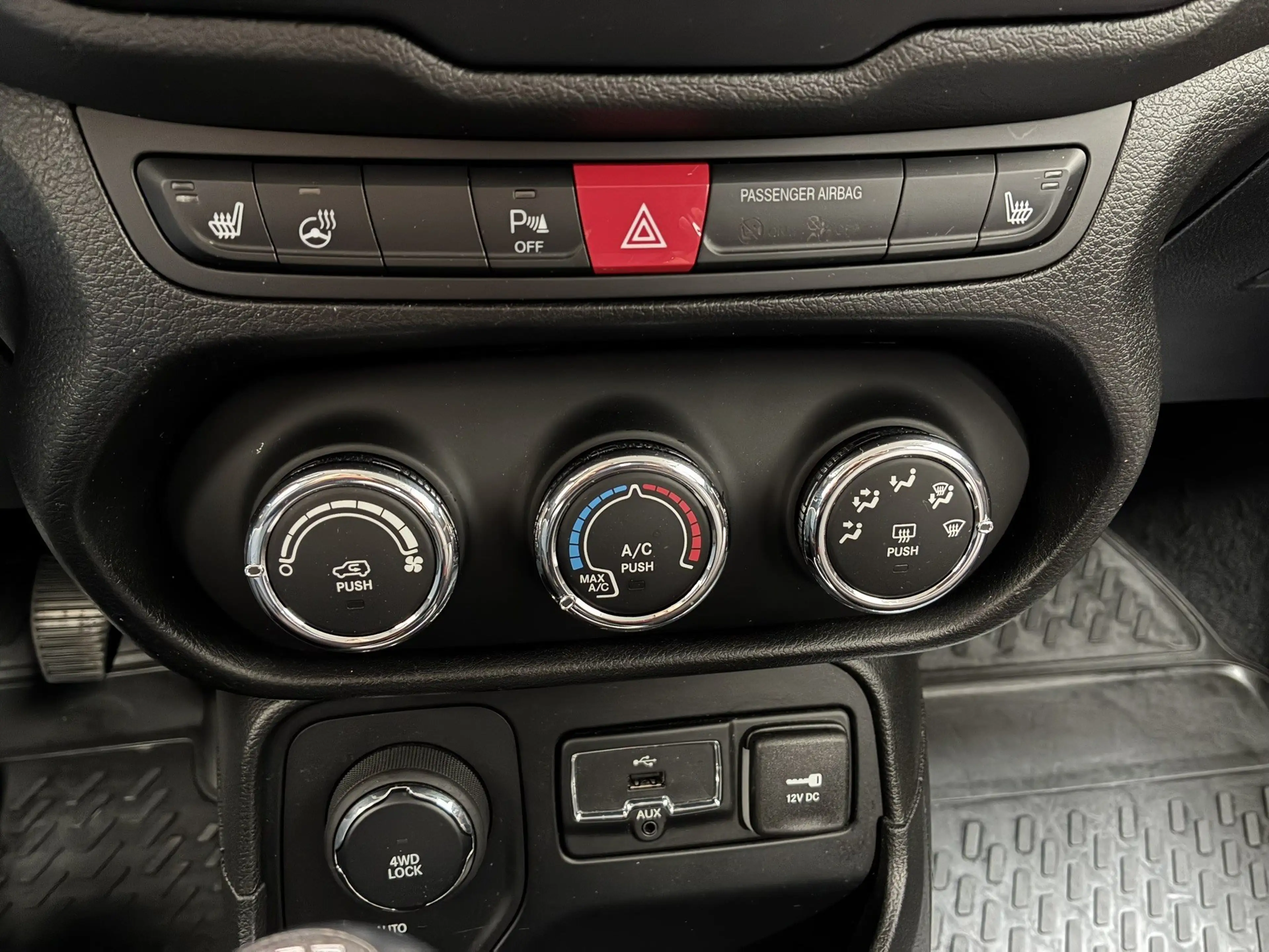 Jeep Renegade 2,0 AWD Multijet II 120 Night Eagle — photo 15